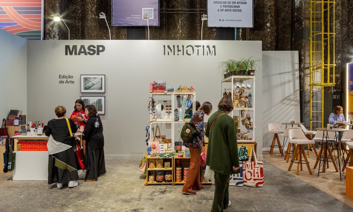 Estande de Inhotim na SP-Arte recebe visitantes