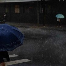 Sexta-feira (10/4) com chuva em BH? Veja previsão do tempo - Túlio Santos/EM/DA Press