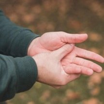 Parkinson ou tremor essencial? Saiba a diferença - wirestock/FreePik