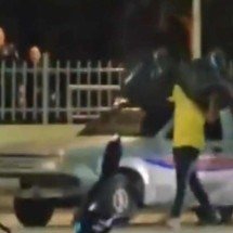 Deputado do PL joga lixo na Prefeitura de Fortaleza em protesto contra PT - Reprodução/Redes sociais