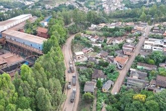 O trânsito de carretas dentro de Barão de Cocais, na Avenida do Contorno: transtorno que pode acabar com o projeto da prefeitura -  (crédito: Prefeitura de Barão de Cocais/Divulgação)