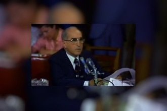  Ballarin tenta isentar a Nestlé pela morte de bebês por causa do uso de leite em pó, durante audiência no Senado dos Estados Unidos, em 1978 -  (crédito: Nestle Boycott/Youtube)