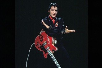 Guitarra usada por Elvis Presley pode ser leiloada por R$ 10 milhões -  (crédito: Show Comeback Special / 1968)
