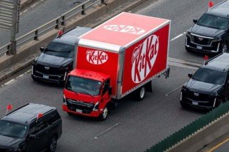 Comboio protege caminhão com chocolates KitKat -  (crédito: Redes sociais)