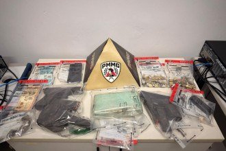 Com 'Chuck', foram encontrados R$ 260 em dinheiro, sete pedras de crack, uma porção maior da mesma droga e três invólucros de maconha -  (crédito: PMMG/Reprodução)