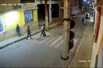 Nas imagens, é possível ver um dos suspeitos encapuzados sendo derrubado pelo impacto da explosão -  (crédito: Redes Sociais/Reprodução)