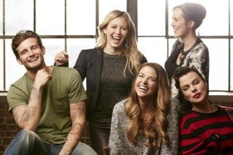 Embora a trama utilize o humor e o romance como pano de fundo, a premissa de Liza revela uma ferida aberta na estrutura social contemporânea: a 