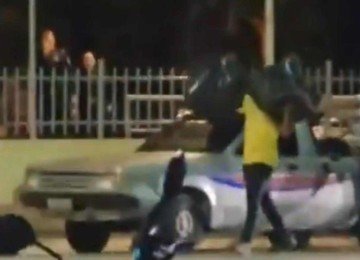 Deputado federal André Fernandes (PL) flagrado jogando lixo em frente à Prefeitura de Fortaleza -  (crédito: Reprodução/Redes sociais)