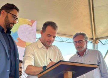 Membros do governo de Santa Luzia e do Governo de Minas se reuniram para a assinatura do contrato -  (crédito: Seinfra-MG/Reprodução)