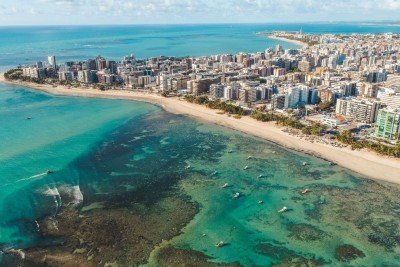A orla de Macei&oacute;, um dos cart&otilde;es-postais de Alagoas, destaca a beleza das praias urbanas e suas &aacute;guas cristalinas. -  (crédito: Godronne de Getty Images)