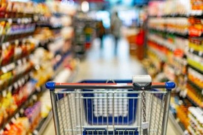 A escolha de produtos nos corredores do supermercado exige aten&ccedil;&atilde;o redobrada aos r&oacute;tulos para identificar ultraprocessados. -  (crédito: iStock)