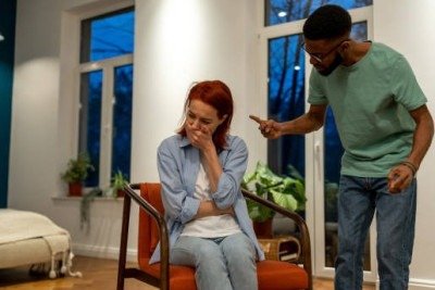 Sinais de controle e viol&ecirc;ncia psicol&oacute;gica s&atilde;o alertas em relacionamentos abusivos, impactando a autoestima e a liberdade da v&iacute;tima. -  (crédito: iStock)