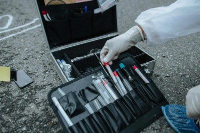 A rotina do perito criminal: coleta minuciosa de vest&iacute;gios em locais de crime, evidenciando o trabalho t&eacute;cnico e crucial da profiss&atilde;o. -  (crédito: Pexels/ Cottonbro Studio)