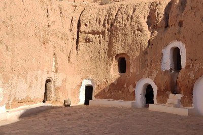 A arquitetura apresenta uma grande diversidade de estilos e reflete não apenas a estética, mas também a cultura de um povo e a relação entre o ser humano e o ambiente. Entre os exemplos mais antigos estão as casas trogloditas no sul da Tunísia. É normal pessoas de outros lugares do mundo se impressionarem com essas construções ao vê-las em fotos, filmes ou até quando viajam para lá. Mas o que são as casas trogloditas? Elas são moradias construídas dentro de cavernas ou escavadas diretamente em r -  (crédito: Reprodução Youtube)