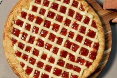 Você gosta do doce “Romeu e Julieta”? Ou de pizza “Romeu e Julieta”? Muitos amam a mistura do sabor que o doce da goiaba combinado com o salgado do queijo trazem, mas ela também é muito odiada exatamente por essa combinação. O fato é que as sobremesas de “Romeu e Julieta” são muito populares no Brasil e aparecem em cardápios de vários restaurantes, mas você sabe qual é a origem da expressão “Romeu e Julieta”? Muitos acreditam que ela surgiu do comercial com a Turma da Mônica, dos anos 1970. 
 -  (crédito: Reprodução Youtube)