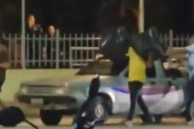 Deputado federal André Fernandes (PL) flagrado jogando lixo em frente à Prefeitura de Fortaleza -  (crédito: Reprodução/Redes sociais)