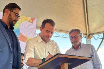 Membros do governo de Santa Luzia e do Governo de Minas se reuniram para a assinatura do contrato -  (crédito: Seinfra-MG/Reprodução)