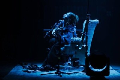 "Tinha no&ccedil;&atilde;o de que era algo diferente de tudo que j&aacute; tinha feito", diz Carol Biazin sobre o processo de produ&ccedil;&atilde;o de "No escuro, quem &eacute; voc&ecirc;?".  -  (crédito: Reprodu&ccedil;&atilde;o)