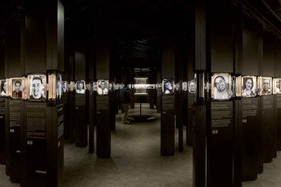 Fotos dos 272 mortos no rompimento da barragem da Mina do Córrego do Feijão compõem o Espaço Memória -  (crédito: Ivan Finotti/divulgação)