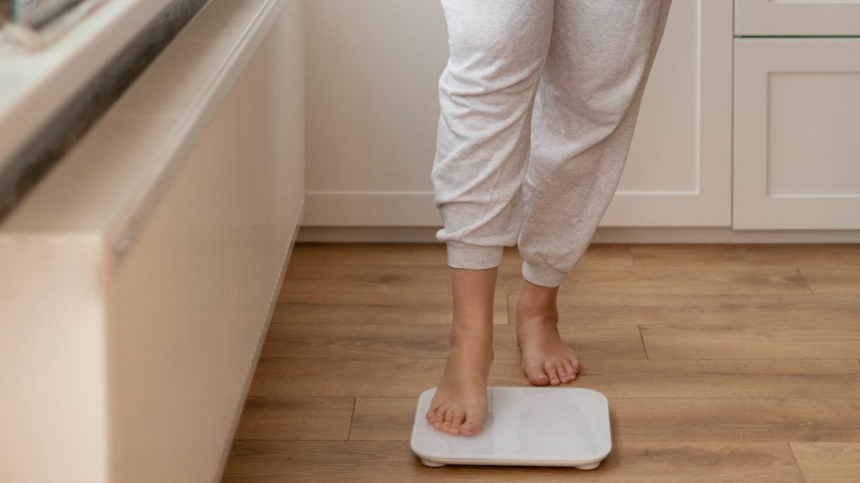 A balan&ccedil;a &eacute; um dos indicadores na jornada de emagrecimento, mas entender o metabolismo &eacute; crucial para resultados duradouros. -  (crédito: FreePik)