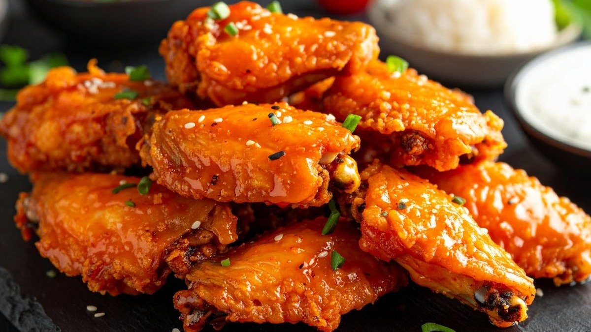 Frango saboroso: a mat&eacute;ria apresenta receitas detalhadas para preparar nuggets caseiros com diferentes t&eacute;cnicas de coc&ccedil;&atilde;o. -  (crédito: TrueCreatives)