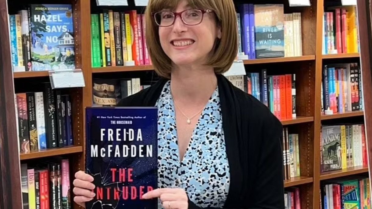 Freida McFadden, a autora de 'A Empregada' que revelou sua identidade como Sara Cohen, posa com um de seus livros. -  (crédito: Facebook / reprodu&ccedil;&atilde;o)