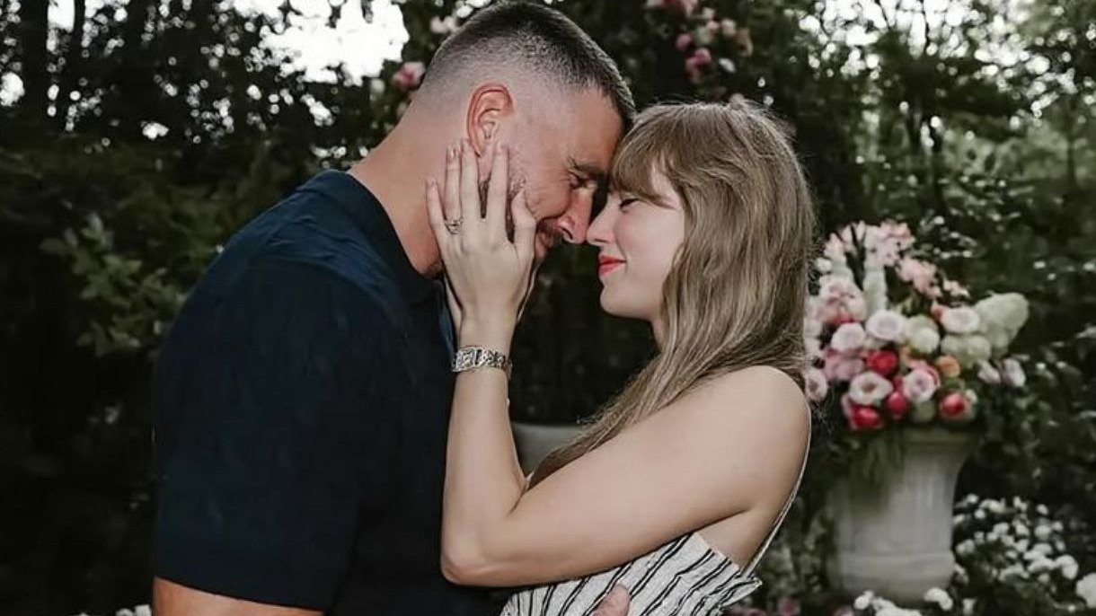 Taylor Swift e Travis Kelce anunciaram o noivado em agosto do ano passado -  (crédito: Redes sociais)