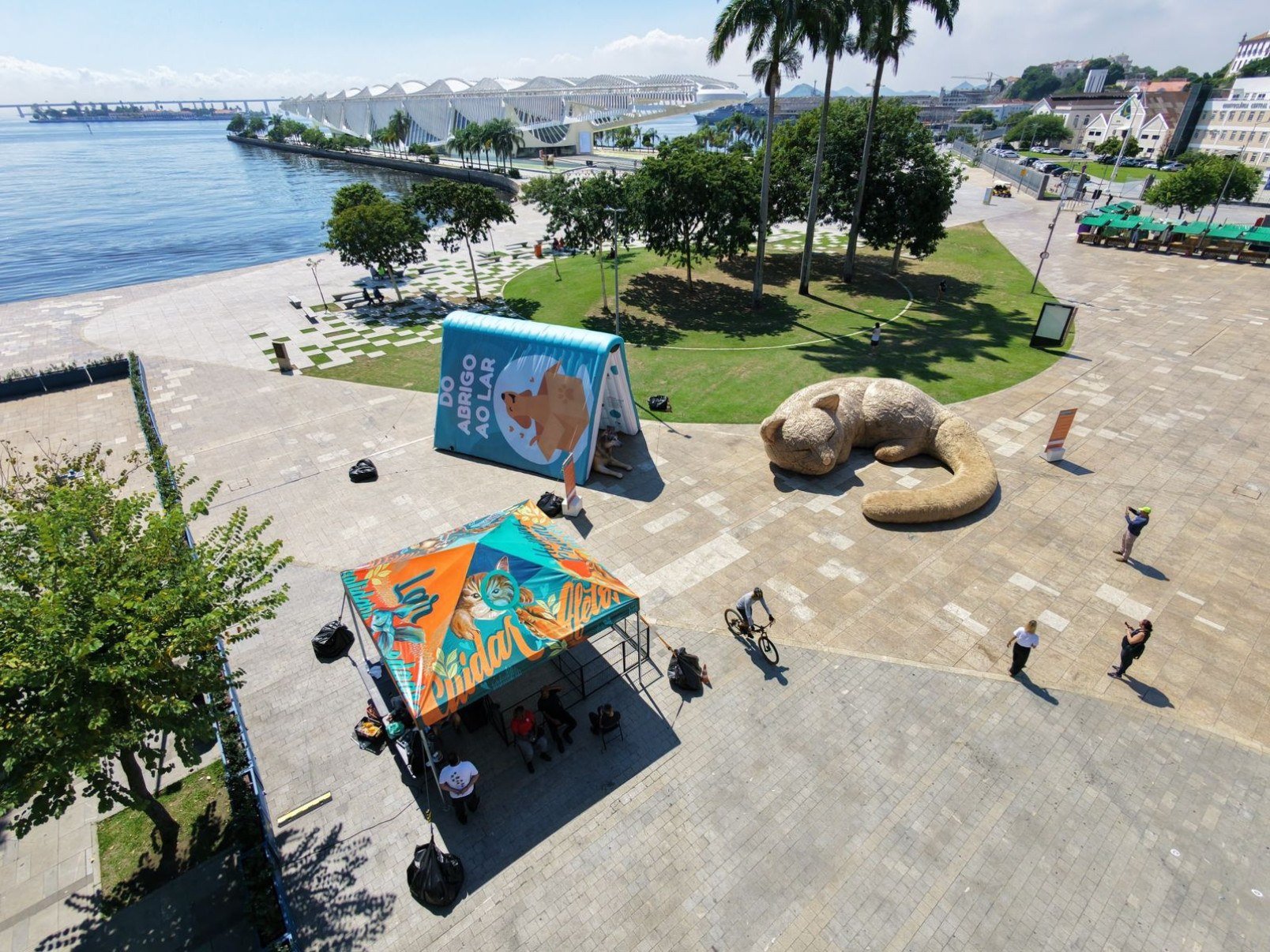Intervenção com esculturas gigantes transforma a Praça Mauá - DINO