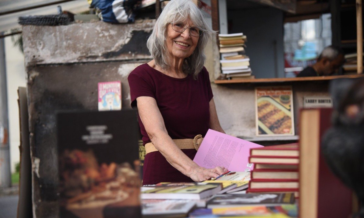 Na foto, a escritora Bilah Bernardes, Presidente da Associação de Jornalista e Escritoras do Brasil (AJEB), participou do abraço-Gladyston Rodrigues/EM/D.A Press