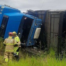 MG: carreta carregada de carvão tomba sobre caminhonete e mata motorista - Divulgação/CBMMG