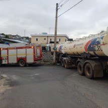 Carreta se move sozinha e invade casa no Centro-Oeste de Minas  - Reprodução/CBMMG