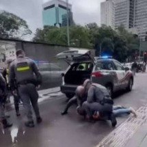 Mulher é imobilizada pela polícia e pede 'socorro' diante da filha - Eduardo Suplicy/Instagram/Reprodução