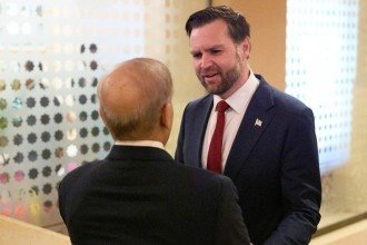 J.D. Vance se reuniu com membros do governo iraniano neste sábado (11/4) -  (crédito: Jacquelyn Martin / POOL / AFP)