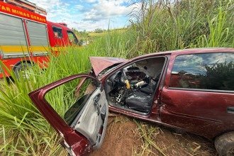 O acidente aconteceu nas proximidades do trecho conhecido como 'Curva da Morte', logo na saída de Varginha -  (crédito: Corpo de Bombeiros/Reprodução)