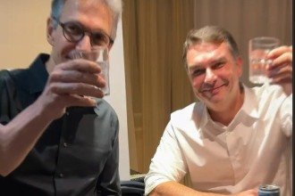 Na gravação Zema aparece ao lado do senador e faz um convite em tom descontraído -  (crédito: Reprodução/Redes Sociais )