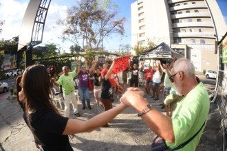 No encerramento, houve um abraço simbólico envolvendo pessoas que se prontificaram a ajudar -  (crédito: Gladyston Rodrigues/EM/D.A Press)