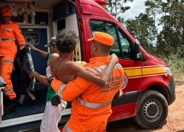 Homem foi encontrado com sinais de desidratação, múltiplas picadas de insetos por todo o corpo, escoriações generalizadas e ferimentos nas plantas dos pés -  (crédito: Divulgação/CBMMG)
