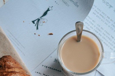 Dessa forma, o croissant é um tipo de viennoiserie de massa folhada em formato de meia-lua. Ele é feito de farinha, açúcar, sal, leite, fermento, manteiga e ovo para pincelar. -  (crédito: Imagem de ????????? ????????? por Pixabay)