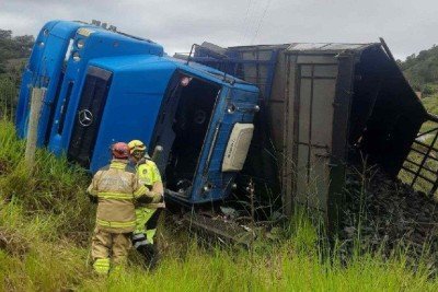 Caminhão carregado de carvão tomba sobre caminhonete e mata motorista em São João del-Rei -  (crédito: Divulgação/CBMMG)