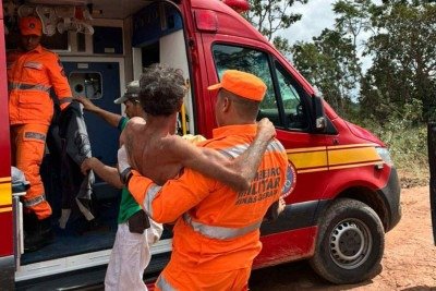Homem foi encontrado com sinais de desidratação, múltiplas picadas de insetos por todo o corpo, escoriações generalizadas e ferimentos nas plantas dos pés -  (crédito: Divulgação/CBMMG)