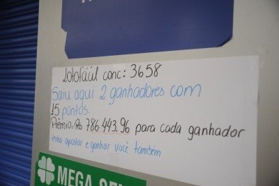 Fachada da loteria em Igarapé onde foram feitos os dois únicos jogos premiados do último sorteio da Lotofácil -  (crédito: Alexandre Guzanshe/EM/D.A.Press)