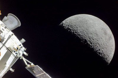 Desde os primeiros passos da exploração espacial, a Lua tem sido um dos principais alvos da curiosidade científica humana. Mesmo após décadas de observações e missões, esse corpo celeste ainda guarda mistérios importantes sobre sua origem e estrutura. Novas tecnologias e expedições recentes ampliaram o interesse internacional por regiões pouco estudadas do satélite. Essas áreas oferecem oportunidades únicas para pesquisas avançadas e futuras bases espaciais. Entre elas, destaca-se uma porção esp -  (crédito: NASA/Johnson)