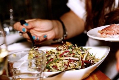 Alimentos mal conservados podem abrigar bactérias perigosas à saúde. Estima-se que causem doenças em cerca de 600 milhões de pessoas e milhares de mortes todos os anos.
 -  (crédito: pixabay)