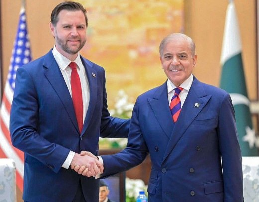 Vice-presidente dos EUA, JD Vance (à esquerda), cumprimentando o primeiro-ministro paquistanês, Shehbaz Sharif, durante a reunião antes das negociações de paz entre EUA e Irã, em Islamabad.       -  (crédito: Agência France-Presse)