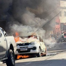 Carro pega fogo e mobiliza bombeiros em Nova Lima - Reprodução/CBMMG