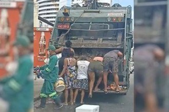 Flávio Bolsonaro usa imagens do governo de seu pai para criticar Lula -  (crédito: Reprodução/Redes Sociais)