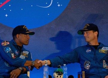 Astronautas da missão Artemis II chegam à Base Aérea Conjunta de Ellington Field, em Houston, após o pouso na água no Oceano Pacífico na noite de sexta-feira -  (crédito: Danielle Villasana/Getty Images/AFP)