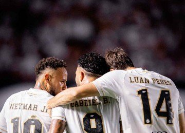 Os santistas Neymar, Gabigol e Lucas Peres comemoram gol contra o Atlético, na Vila Belmiro, que acabou anulado por a bola ter tocado o braço do camisa 9 antes de entrar
 -  (crédito: Raul Baretta/ Santos FC)