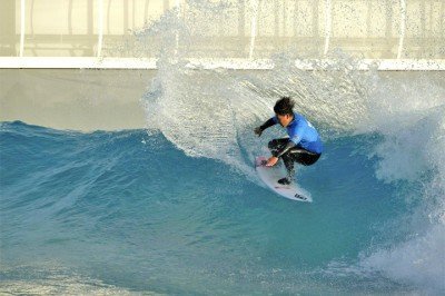 Praias artificiais têm se tornado cada vez mais populares em diferentes partes do mundo. Projetadas para imitar o ambiente do litoral, muitas contam com sistemas que produzem ondas e atraem visitantes em busca de lazer e esportes aquáticos. -  (crédito: Site The Wave Divulgação)