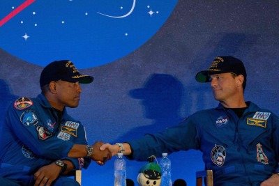 Astronautas da missão Artemis II chegam à Base Aérea Conjunta de Ellington Field, em Houston, após o pouso na água no Oceano Pacífico na noite de sexta-feira -  (crédito: Danielle Villasana/Getty Images/AFP)